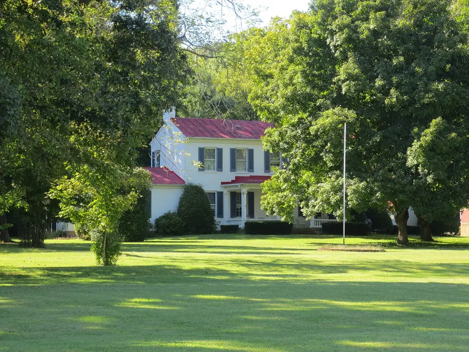 A house with a lawn, photographed with a Canon PowerShot ELPH 110 HS / IXUS 125 HS.