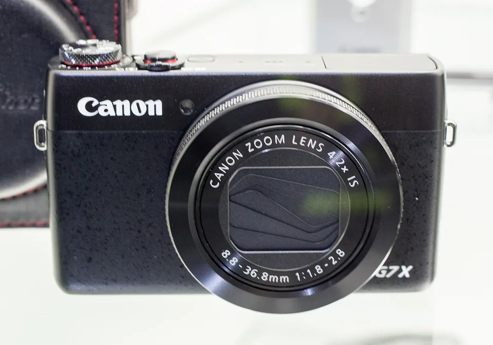 The Canon PowerShot G7 X seen from the front.