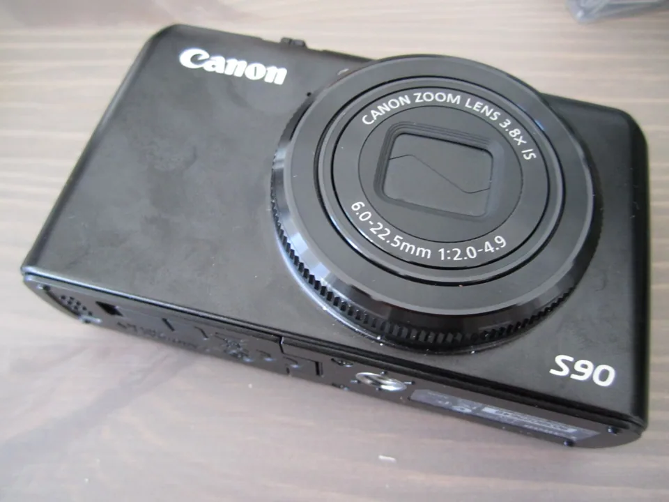 The control ring around the S90's lens.