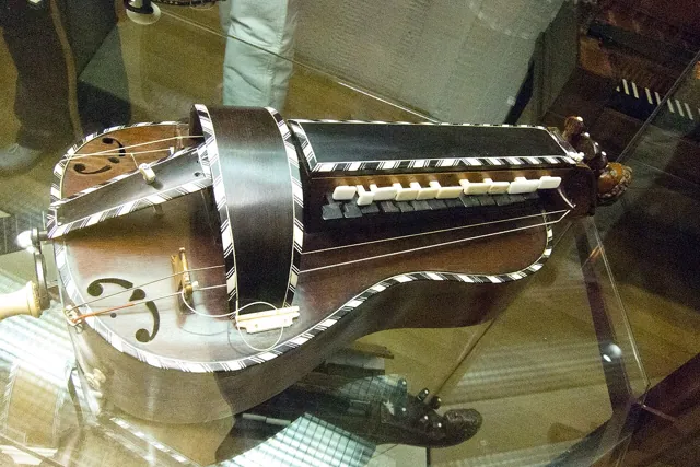 A hurdy-gurdy under museum light