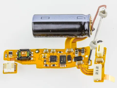 The flash unit and its capacitor, out of a dismantled IXUS 70.