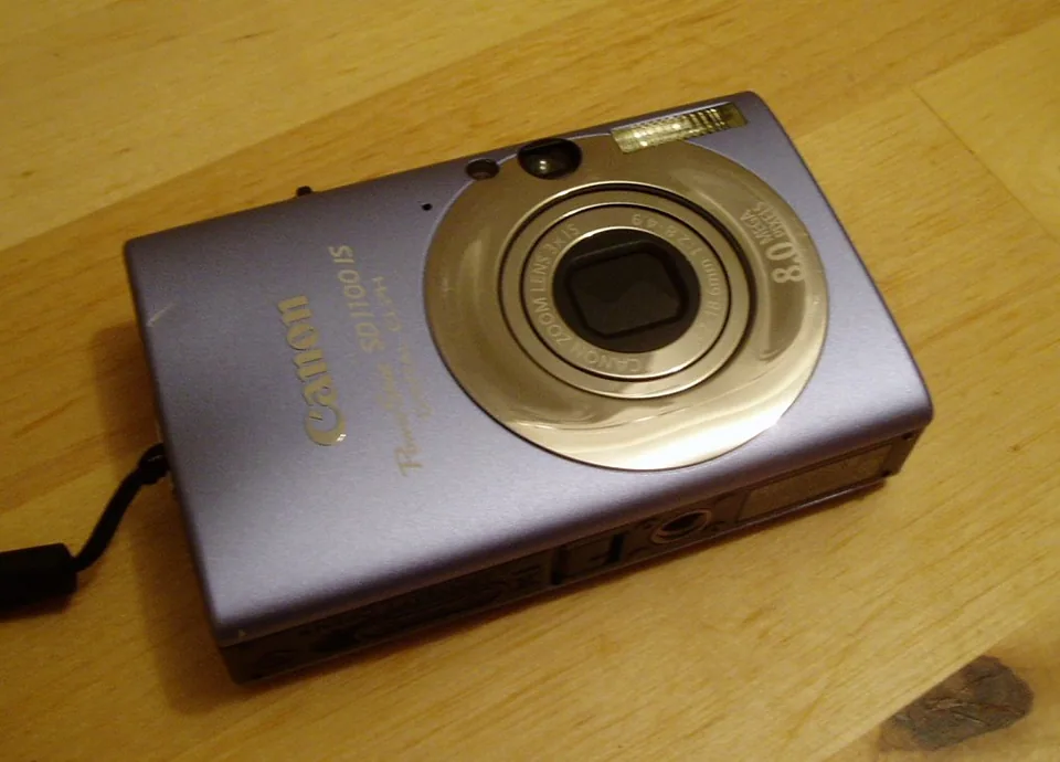 The same camera in a lilac finish. Five colours were offered.