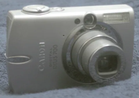 The IXUS 700 from the front.