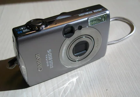 The IXUS 850 IS.