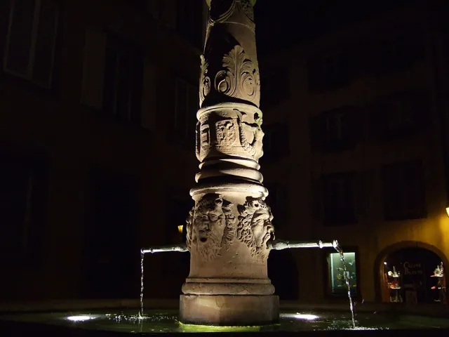 A fountain at night