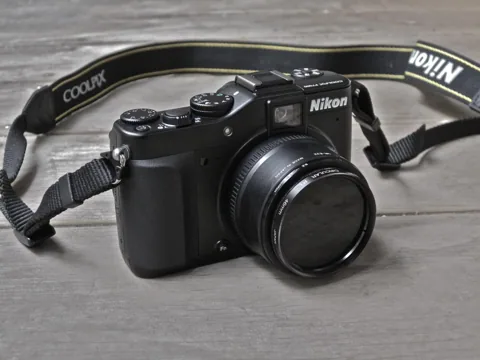 The P7000 with a circular polariser filter fitted.