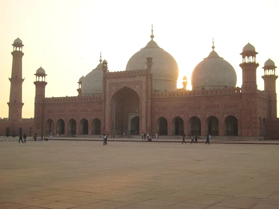 The Baadshahi Mosque in Lahore, photographed with a Sony DSC-W200. We found no free-licence photo of the camera itself.